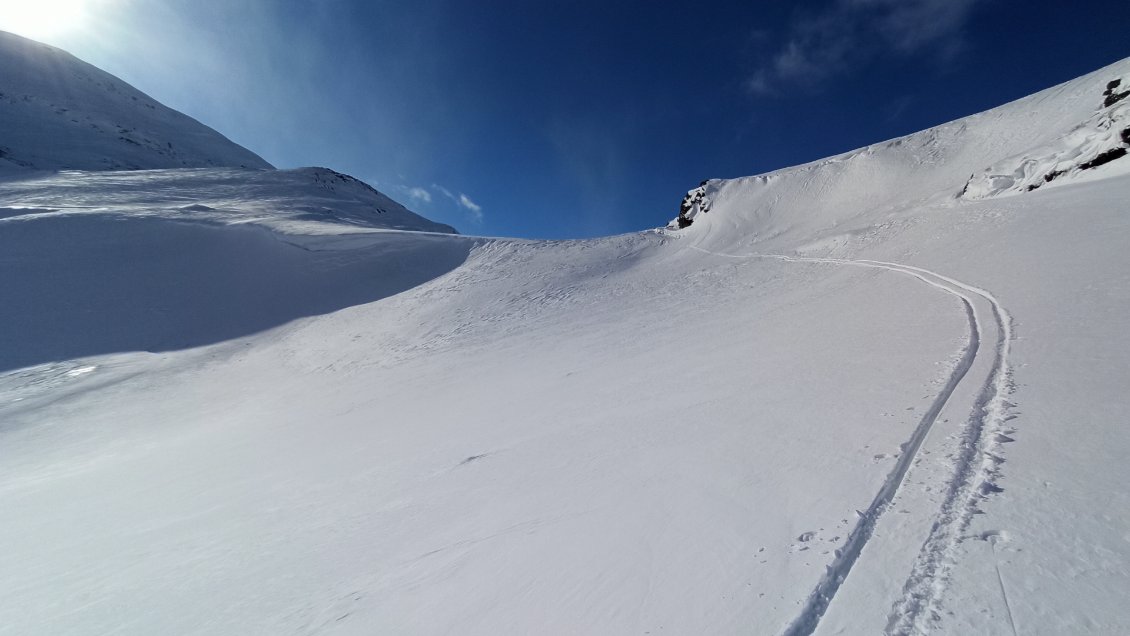 J12. Petit coup d'oeil en arrière sur ma trace et l'encorbellement qui surplombe le vide => maintenant vous voyez pourquoi il ne fallait surtout pas aller à droite ... la photo ne rend pas bien le degré des pentes et la hauteur, mais c'est la mort assurée.