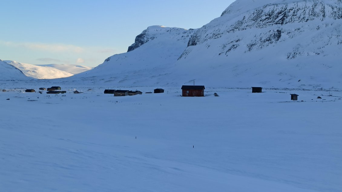 J12. Cette journée se finit tard, mais en beauté avec la traversée du village sami.