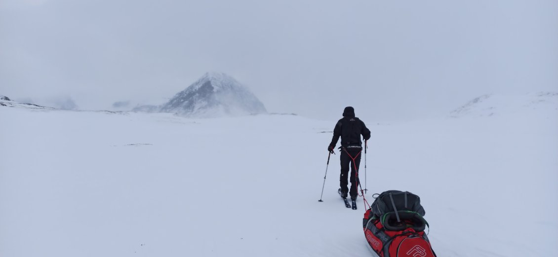 J13. Kebenekaise est le plus haut sommet de Suède (2097m). Ce n'est pas lui qu'on aperçoit sur la photo, c'est le Liddubakti, mais dans le secteur les géants se multiplient. En Laponie à 2000m on trouve des caractéristiques alpines comparables à celles que l'on rencontre plus haut dans nos massifs français