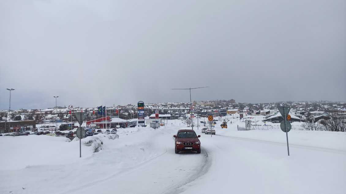 Après rando J+2. Kiruna est la grande ville du coin. Il y des industries, et même un aéroport par lequel passe le bus. Je prendrai un 2ème bus Kiruna - Abisko dans lequel je serai seul avec un chauffeur portant une barbe qui lui descend jusqu'au nombril.
