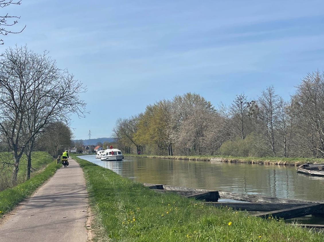 Le canal de la Marne au Rhin .