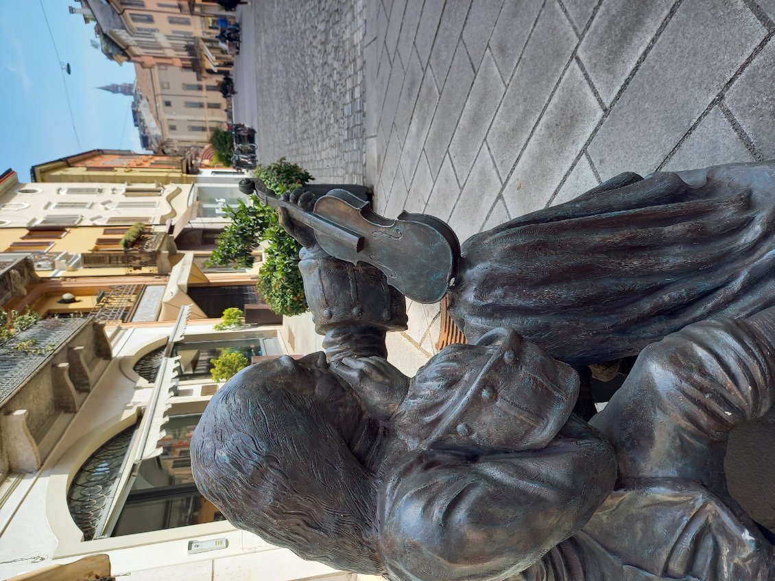 A Cremona, où Stadivarius, fossilisé, se demande encore comment améliorer son célèbre violon
