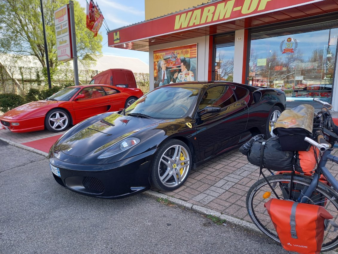 A Maranello, choc de culture. Ou finalement pas, le gout des enrobés nickel est largement partagé ;)