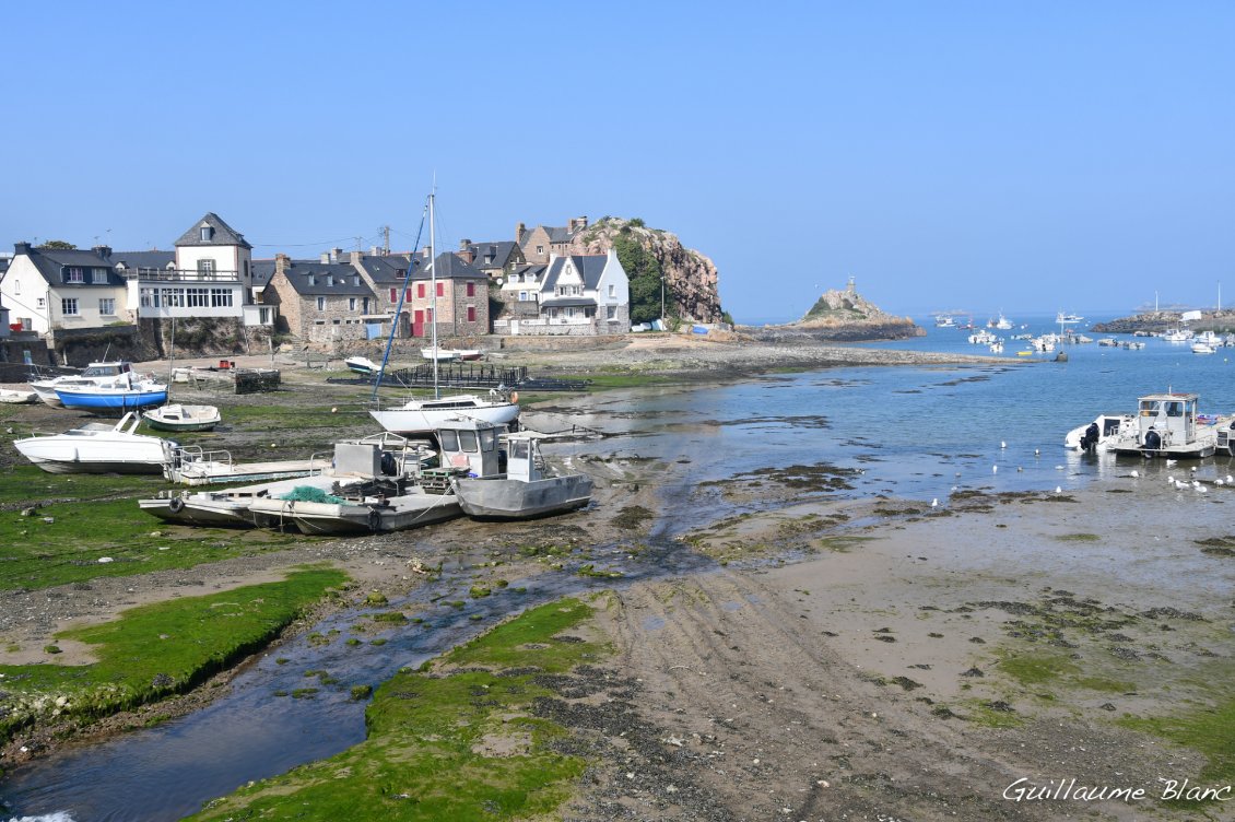 Loguivy de la mer et son petit port à marée basse. 