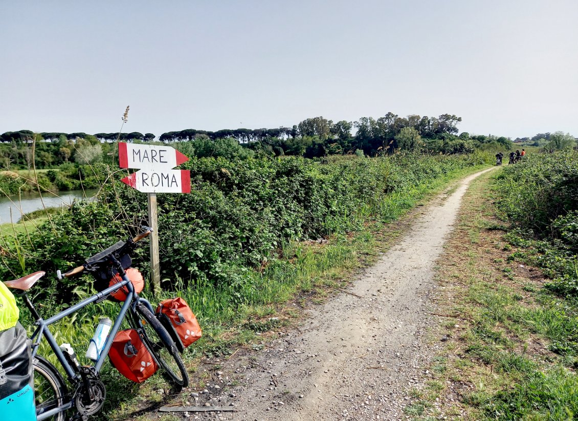 Sur la trentaine de km entre les grands monuments de Rome et la cote touristique, on trouve ce chemin de terre plein d'authenticité, de surprises, de détours... avec quand meme quelques panneaux. C'est une partie de la Regina Ciclarium. Bien fréquentée par les cyclistes du coin