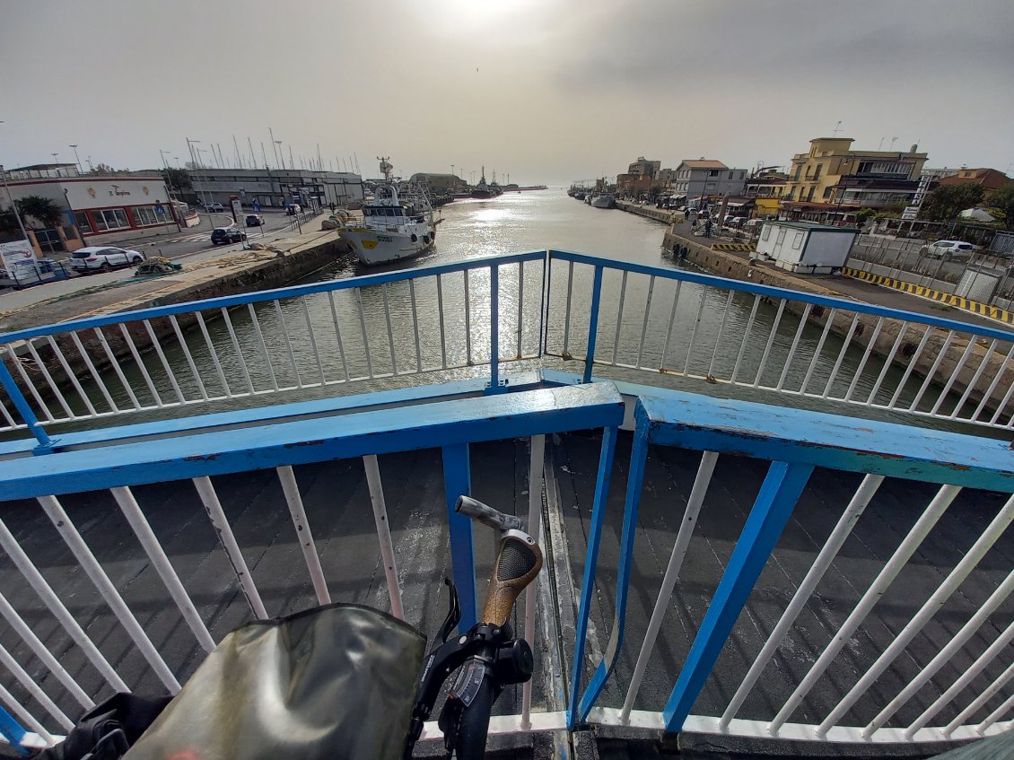 La traversée du fleuve Tevere, sur le pont mobile de Fiumicino.
Direction plein sud !!