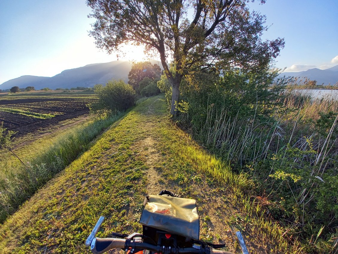 Fin de journée typée VTT, à la recherche du bon endroit pour dormir.
Une petite réserve de nature à 2 pas de la cote urbanisée, j'adore