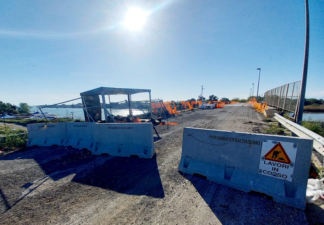 A l'approche de Naples, plusieurs ponts pourtant importants sont coupés à la circulation auto depuis un moment. Cabane de chantier brulée, seuls les piétons et vélos peuvent passer.
Peut etre l'oeuvre d'une puissante association cycliste locale ? ... ;)