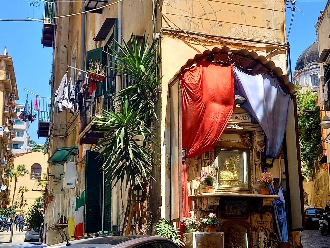 La belle Naples, intense, religieuse et deraisonnable, un voyage a elle toute seule