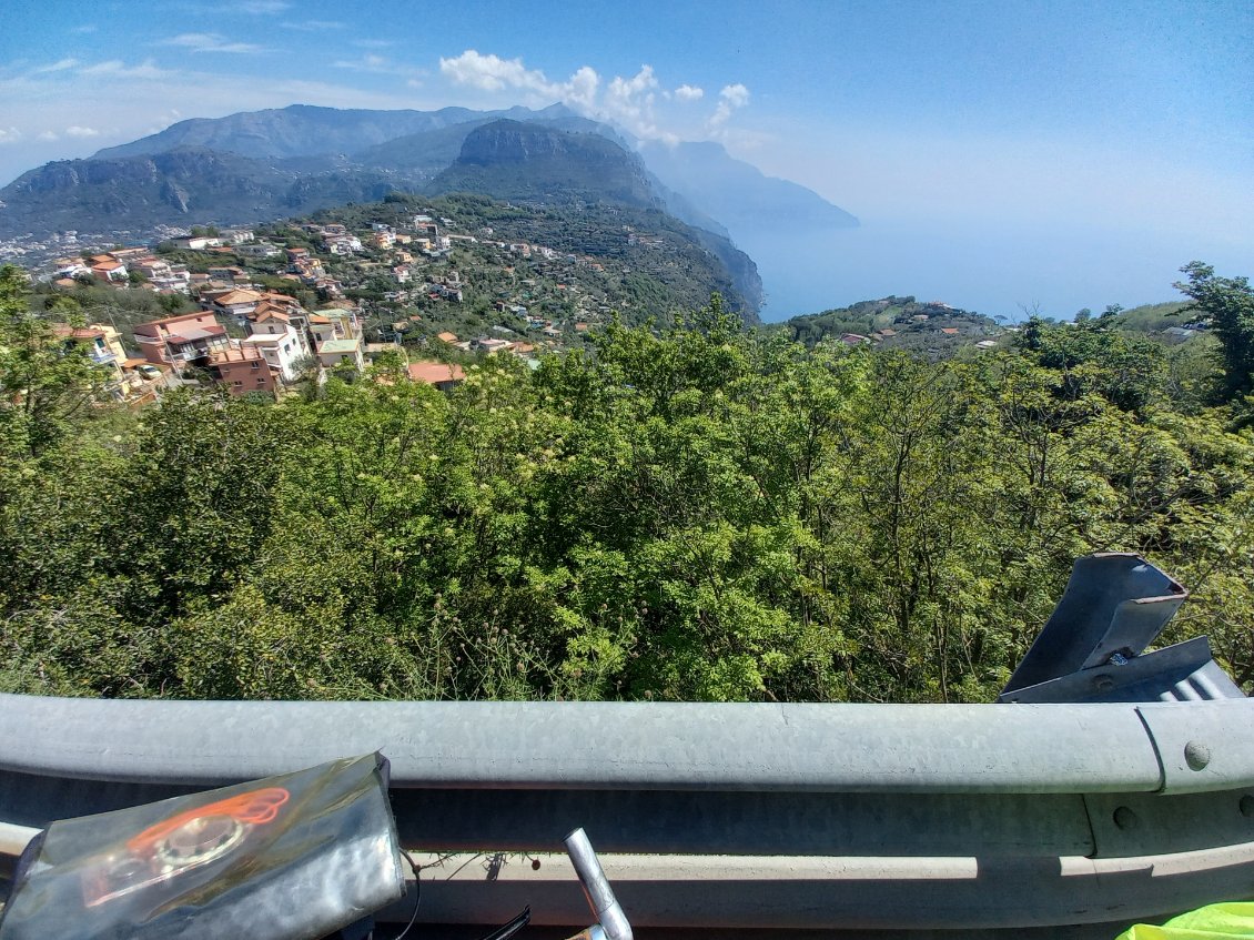 A droite la cote amalfitaine, avec sa route panoramique et la promesse d'une grandiose journee cycliste