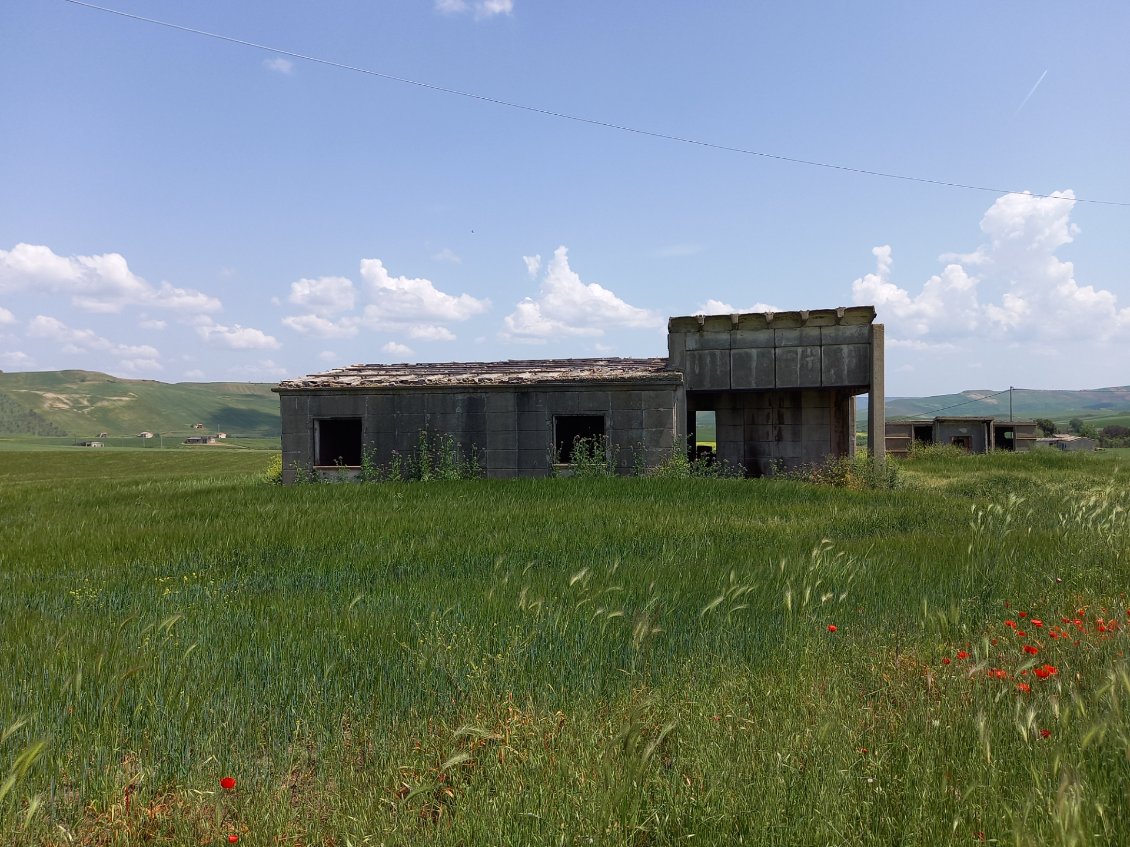 En Basilicate, des dizaines de fermes prefabriquees fantomes, de l'epoque ou Mussolini avait eu l'idee de diviser toutes ces grandes parcelles en petites umites familiales