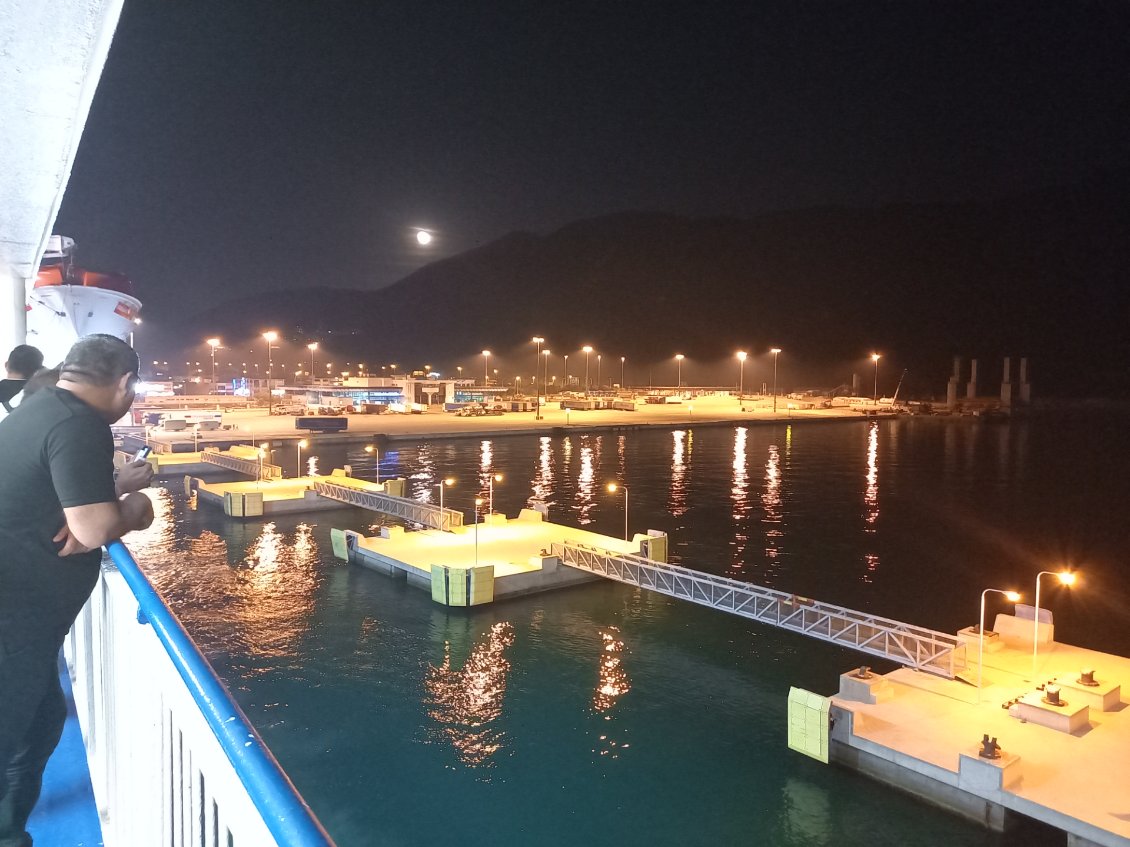 Igoumenitsa by night, la pleine lune nous accueille :) (penser a avancer la montre d'1 heure)