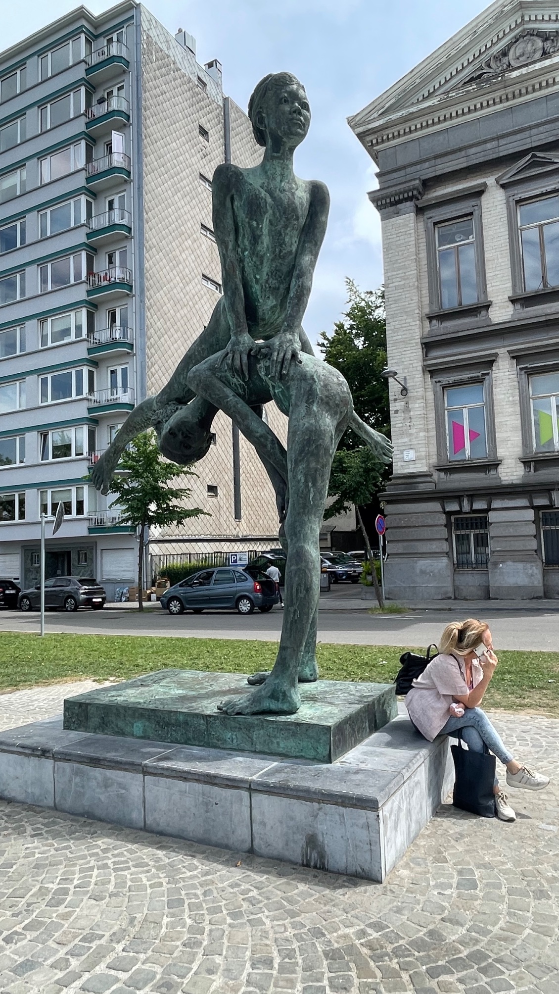 Liege, devant le musée l'Aquarium. L’Envol de la Wallonie