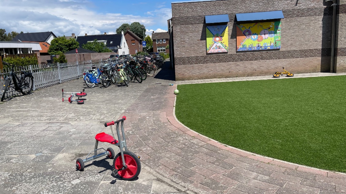 Les enfants vont à l’école à vélo