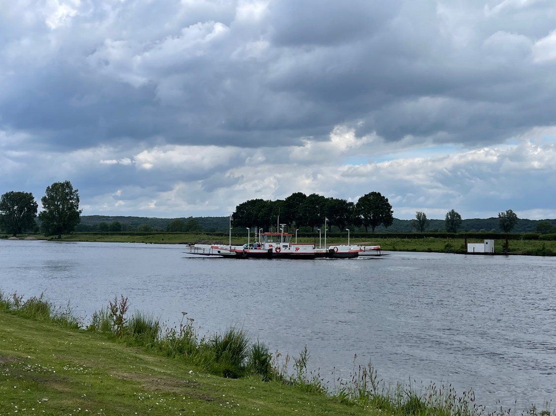 Bac pour passer d’une rive à l’autre.