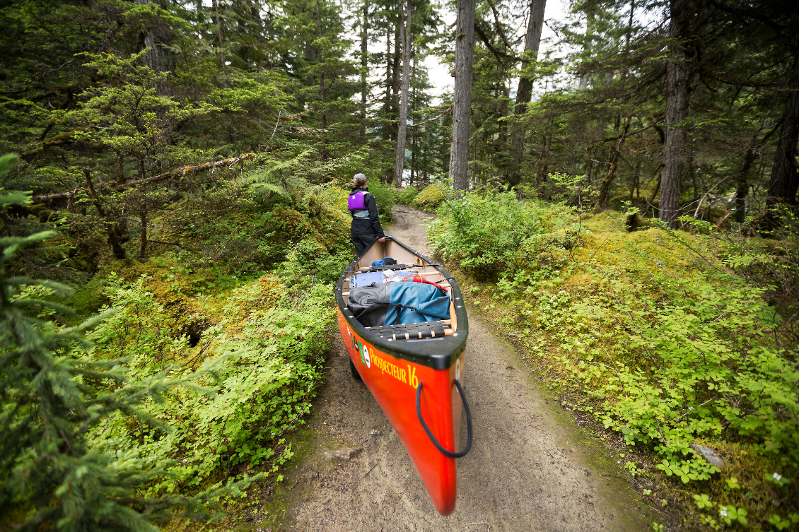 Canoë rigide au portage.
Photo : Dustin Silvey