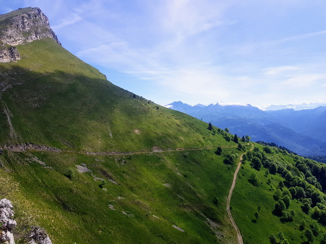 Piste qui monte au col de la Cochette sous le Colombier.
