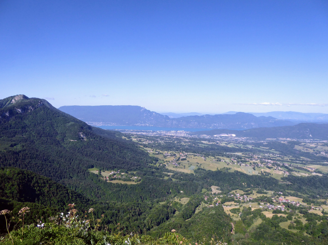 Vue sur le lac du Bourget et Aix-les-Bains depuis le col de la Cochette.