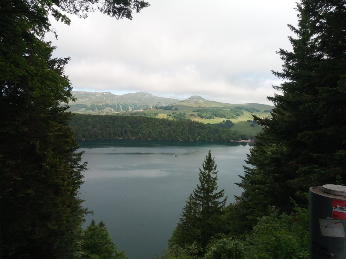 Lac Pavin; basé sur un cratère de volcan ( mais il fait moche alors on s'attarde pas )