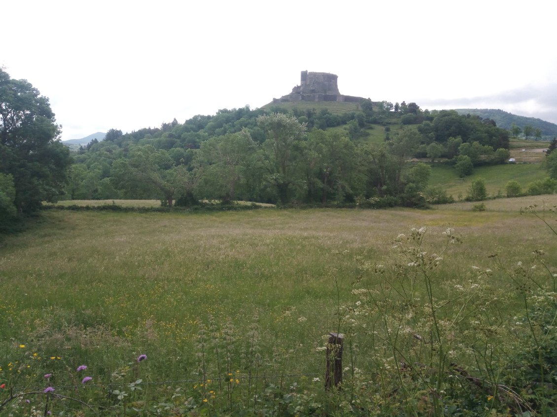 On quitte Murol et son château fort 