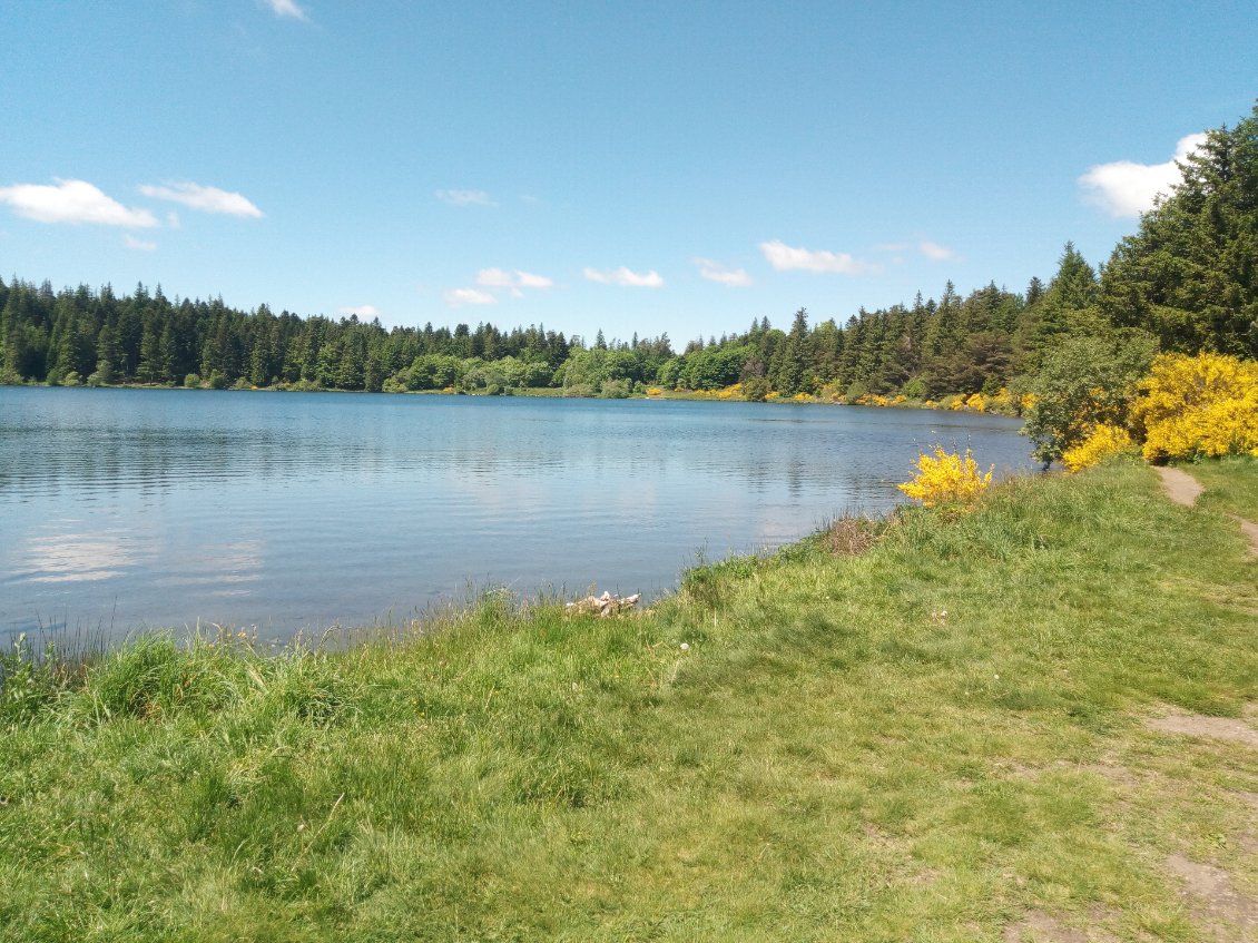 Lac de Servières - protégé isola2000 - une pure merveille de lac de montagne dans lequel on se serait bien baigné et au bord duquel nous avons cassé la croûte