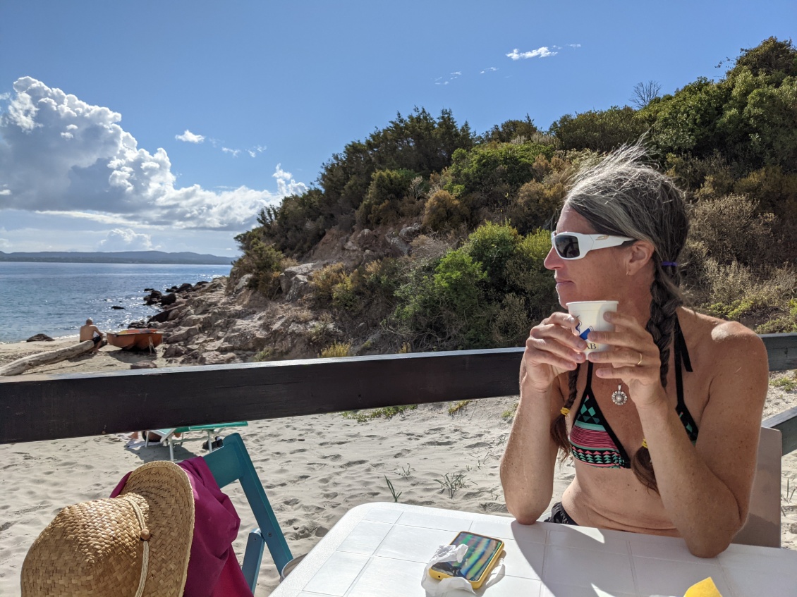 Dernier jour d'ouverture du petit café de cette plage en arrivant sur San Pietro, on en profite !