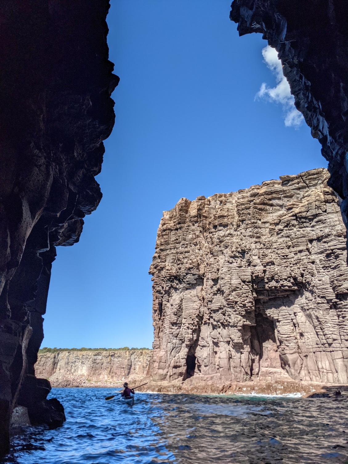 Littoral géologiquement riche et percé de grottes dans lesquelles se faufiler.