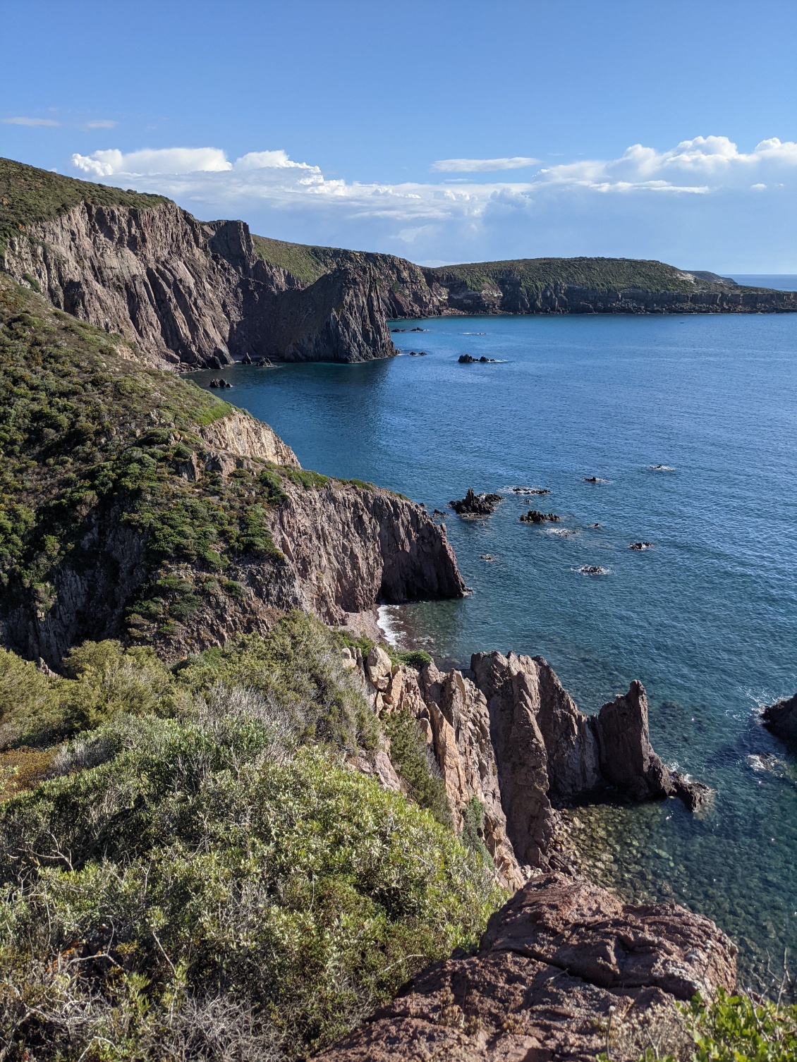 Une balade sur les hauteurs du bivouac nous offre une vue dégagée sur la côte sauvage de San Pietro, ici en direction du sud d'où nous venons.