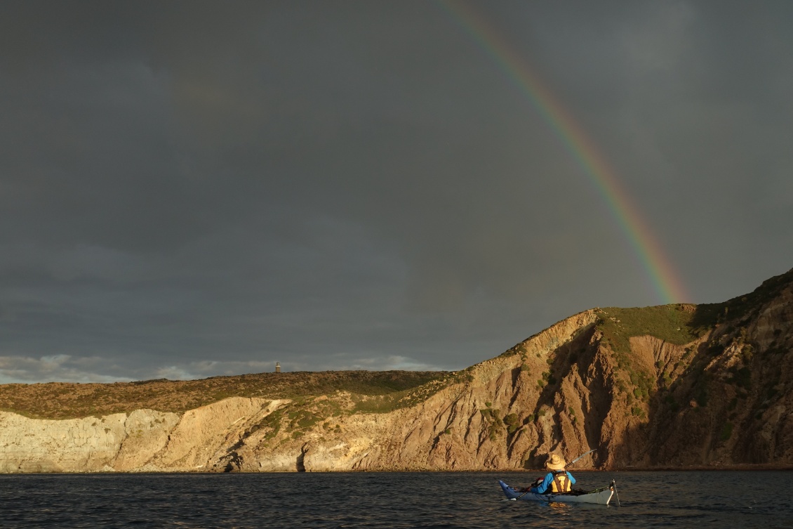 Superbes lumières et navigation en bordure d'un orage.