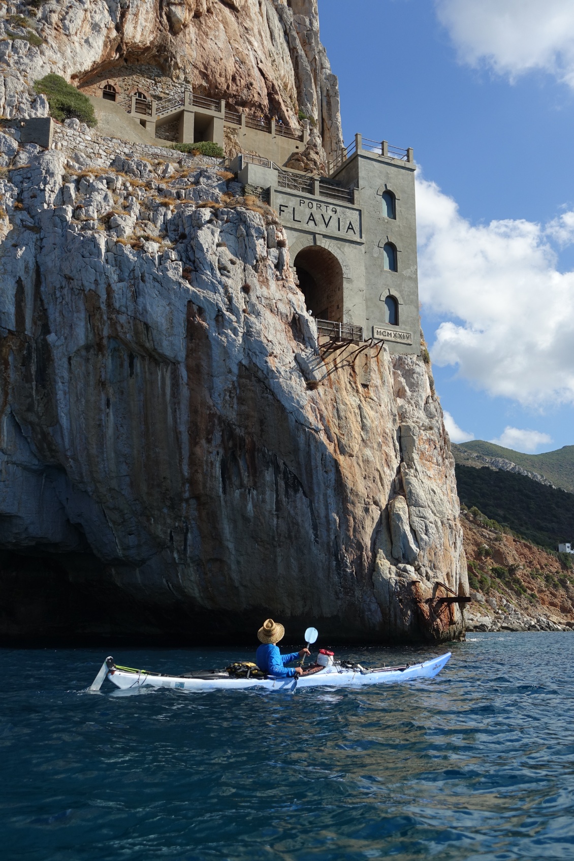 L'étonnant "Porto Flavia". Cette ancienne mine suspendue permettait l’embarcation directe en bateau des minéraux destinés aux fonderies du nord de l’Europe. Un tunnel d’environ 600m de long, creusé dans la roche par les mineurs, surplombe la falaise.