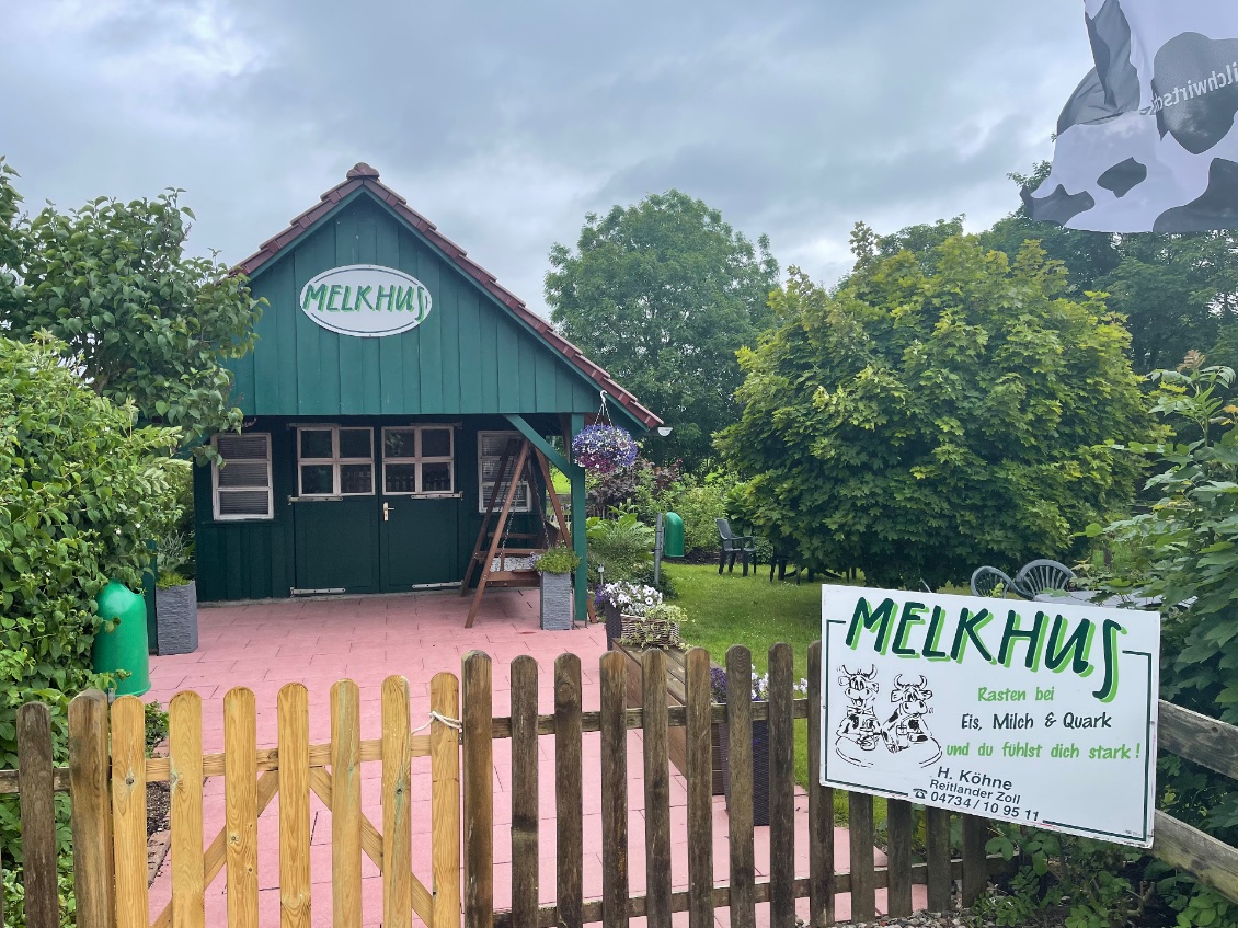 On peut se restaurer de produits laitiers. Melkhus est un producteur bio et l’on trouve régulièrement sur son chemin ces petits chalets. On glisse son argent dans une tirelire.
