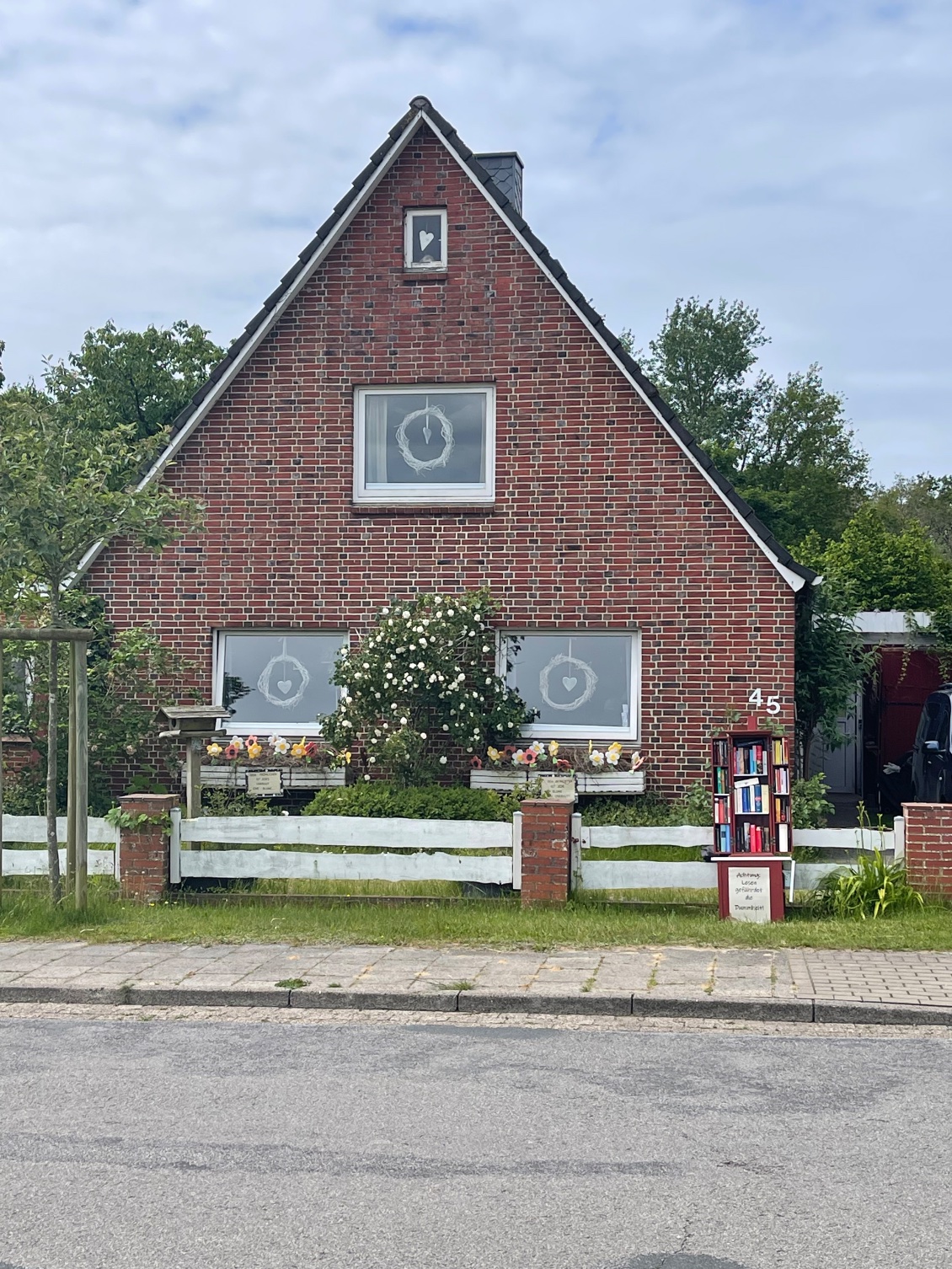 Je vois souvent de petites bibliothèques de prêt devant les maisons.