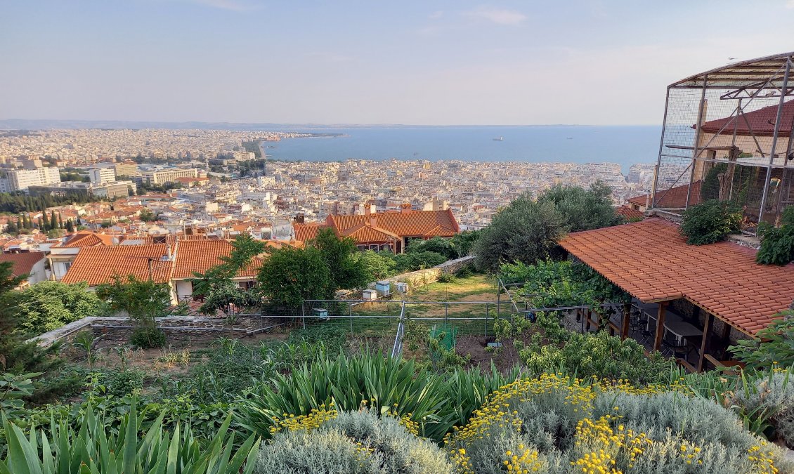 Tombé amoureux de la multi-culturelle ville de Thessalonique, et de ses nombreuses terrasses... Il paraitrait meme qu'il y a regulierement des soirees de danse trad, bon ben je demenage ou quoi ??