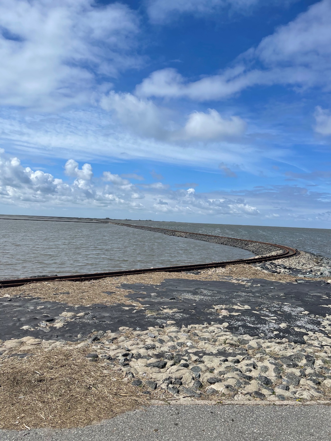 Il y a une petite île au loin. Les rails sont très étroits et permettent le ravitaillement des quelques maisons.