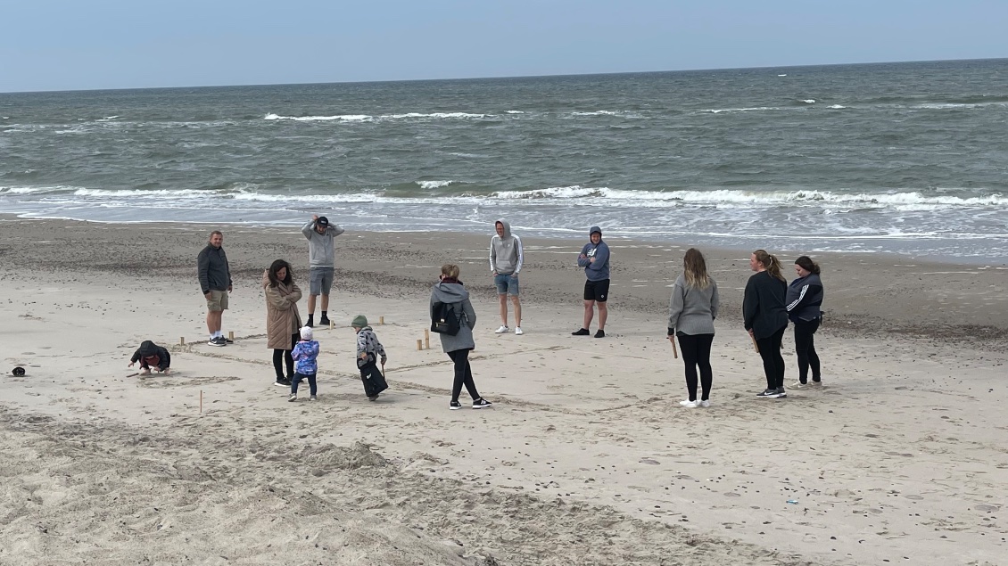 Mais non ils jouaient sur la plage de sable blanc