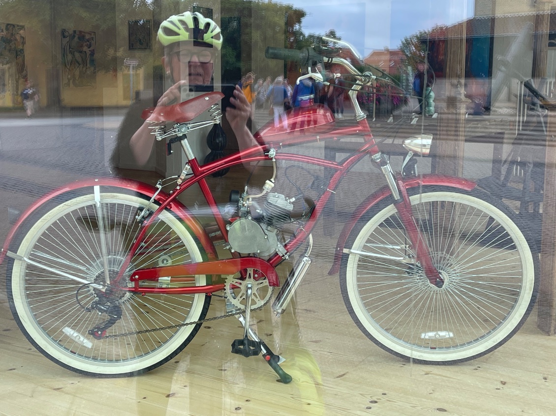 Le vélo à moteur dans une galerie