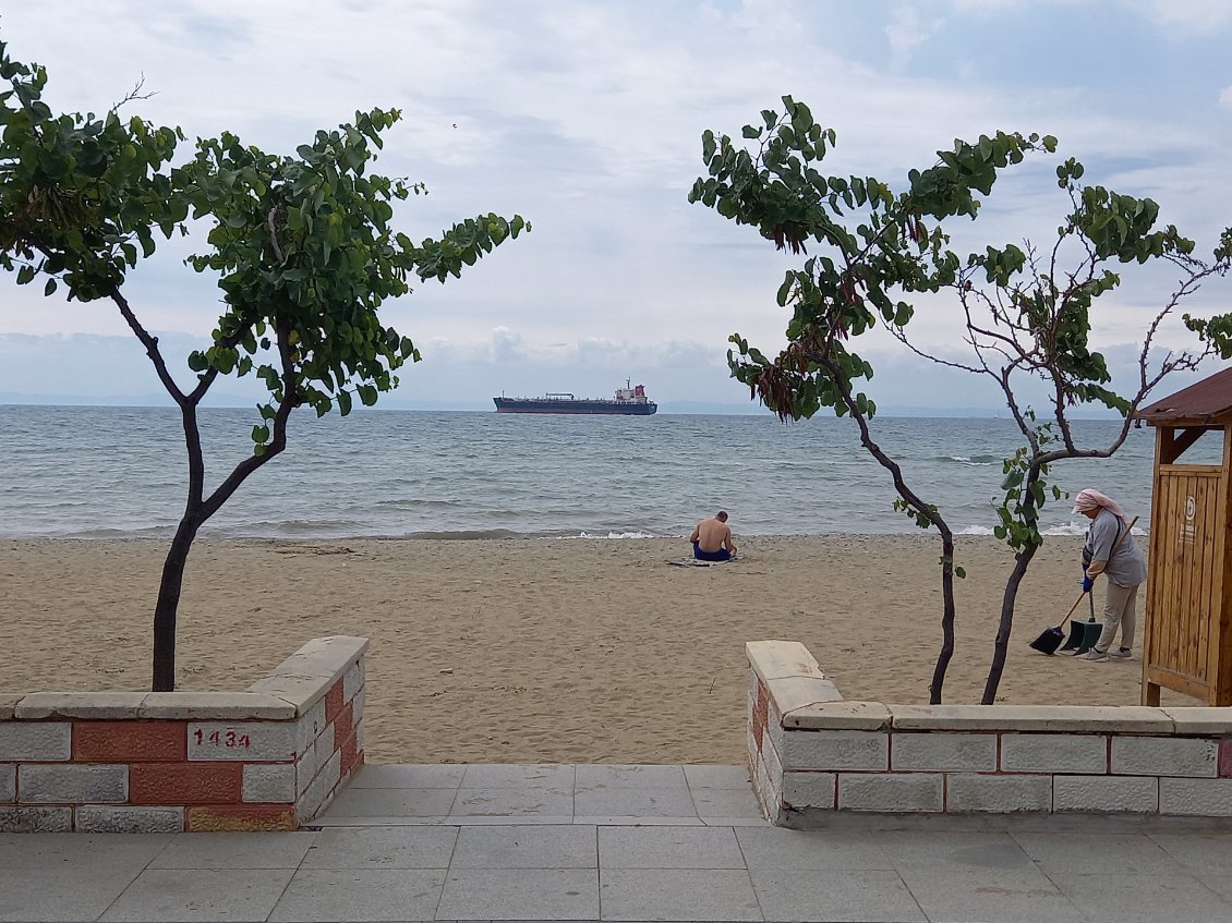 Cette fois on longe la mer de Marmara, une cote touristique face à un trafic maritime ımportant, entre la mer Noire à la Méditerranée