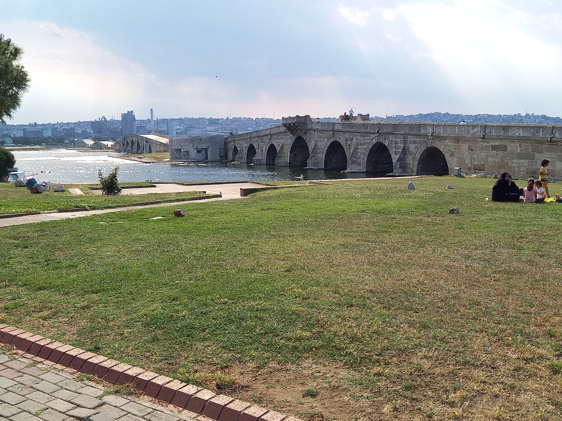 Les antiques et bien restaures ponts pietons a l'approche d'Istanbul