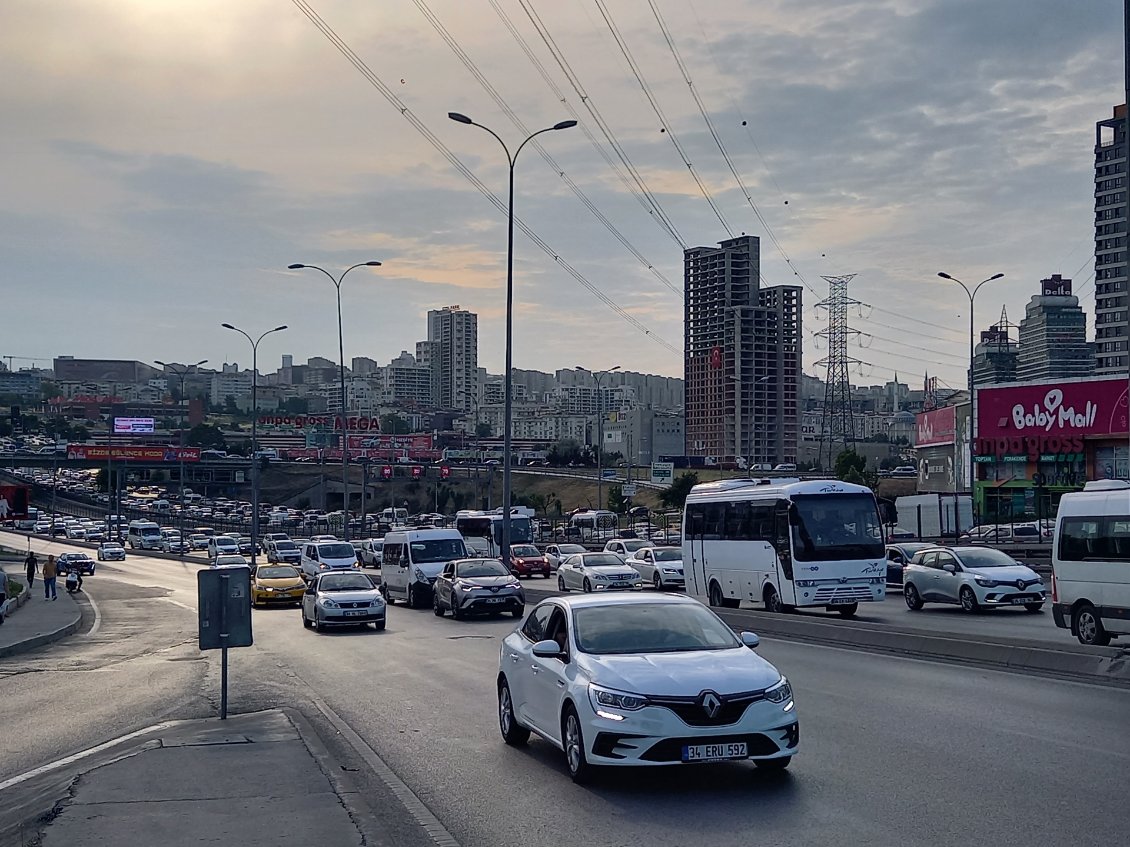 Bıenvenus dans la banlieue d'Istanbul .... cette ville se merite !