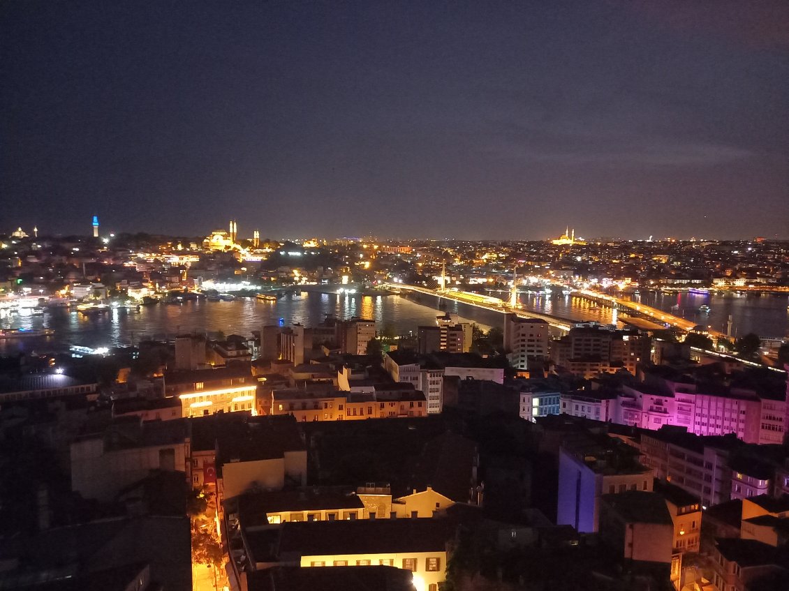 Istanbul devoile ses couleurs nocturnes depuis la tour de Galata