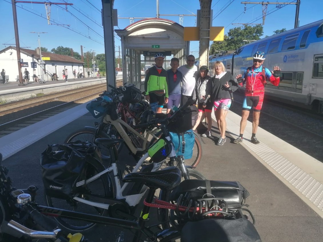 Au départ de chez nous on ne sais pas encore si nos 6 vélos entreront dans le train.