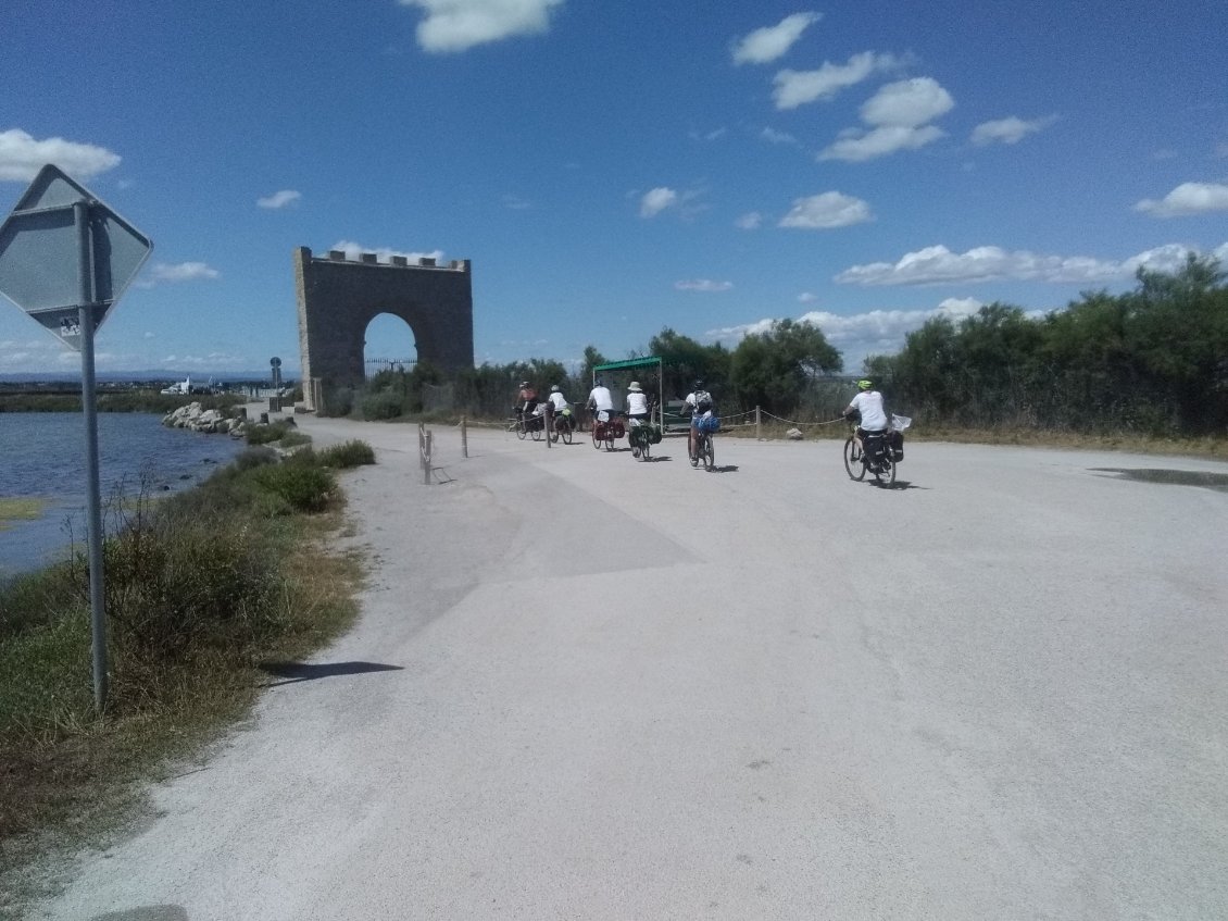 On quitte la cathédrale de Maguelone pour prendre le chemin de halage du canal jusqu'au niveau de Vic la Gardiole
