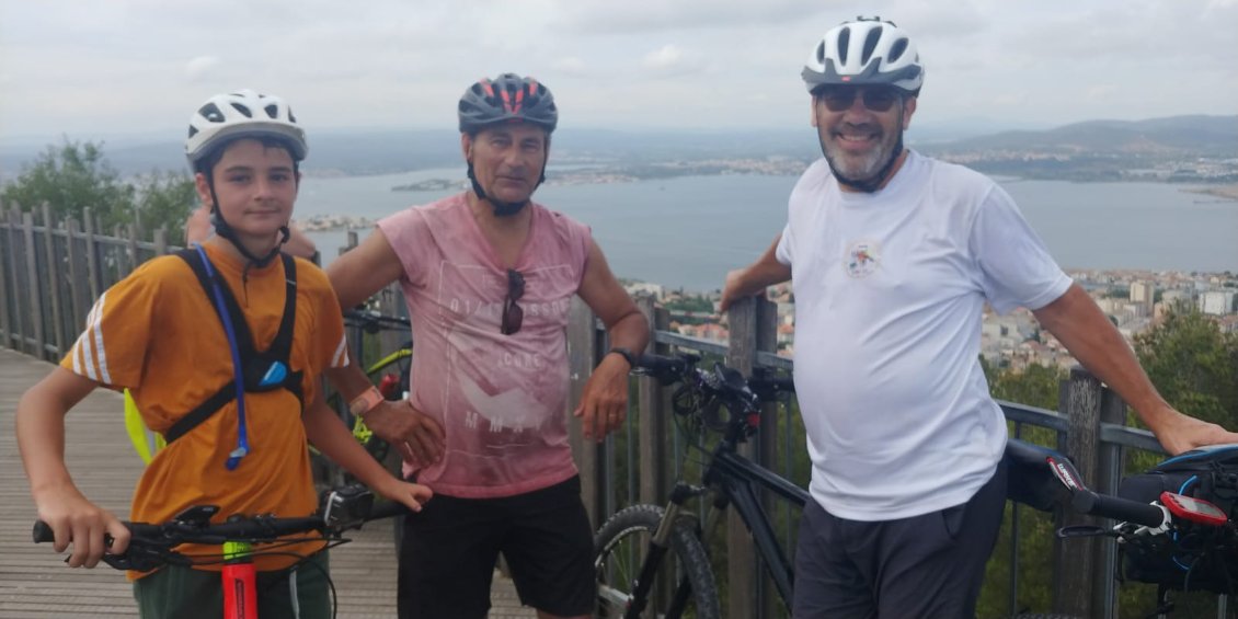 Au sommet du mont St Clair avec Axel et Sylvain. La côte nous a donné chaud.