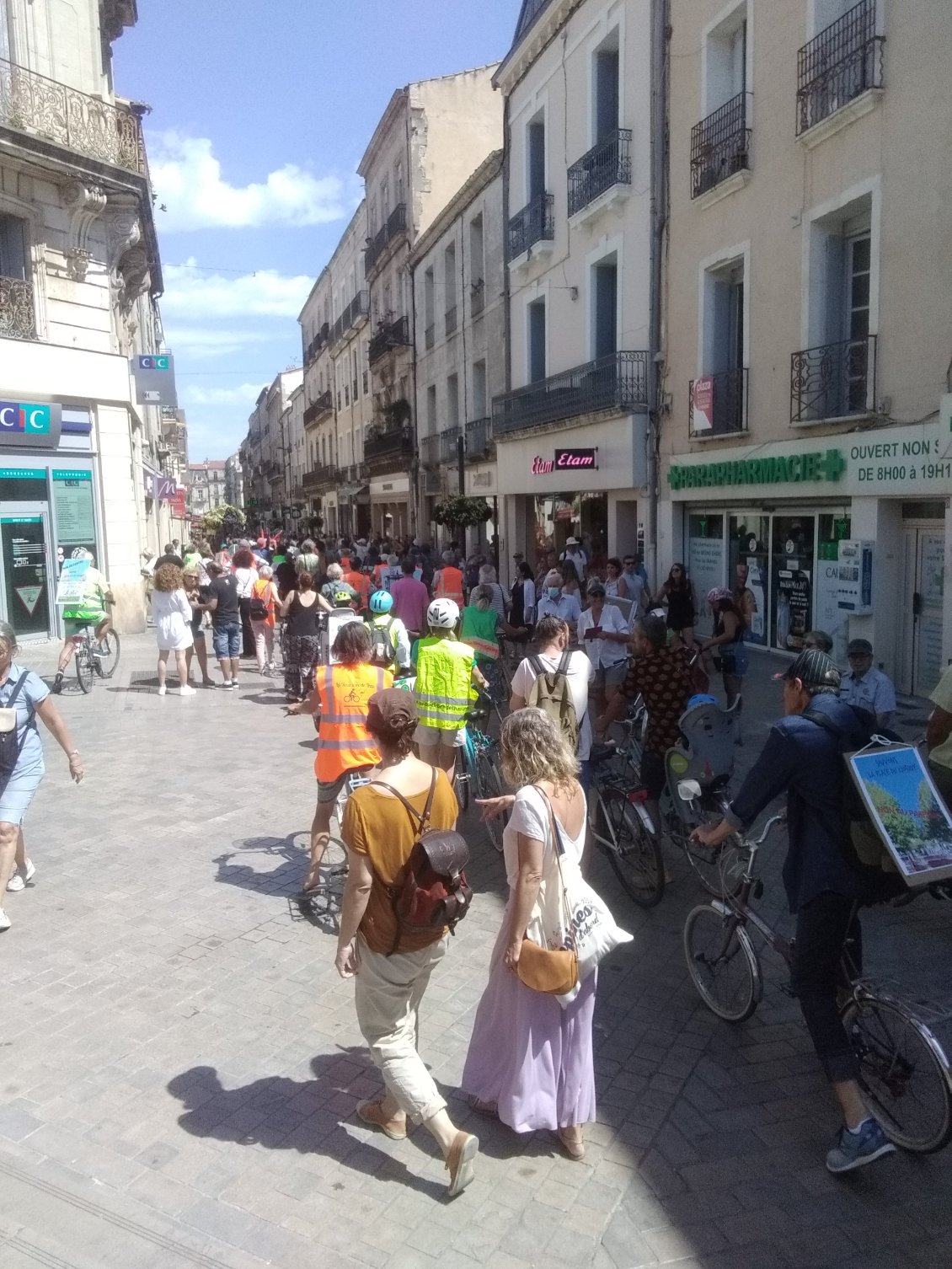 Manif vers les halles pour des pistes cyclables à Sète. L'occas pour moi de vendre des porte-clefs.