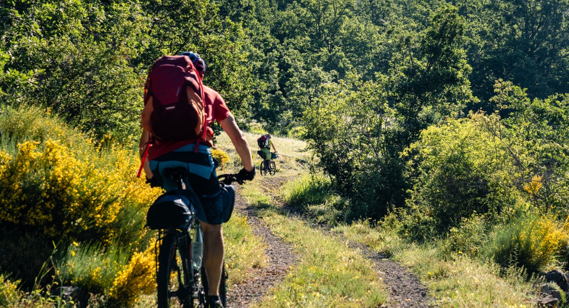 Belle piste pour monter vers le col de Panégière.