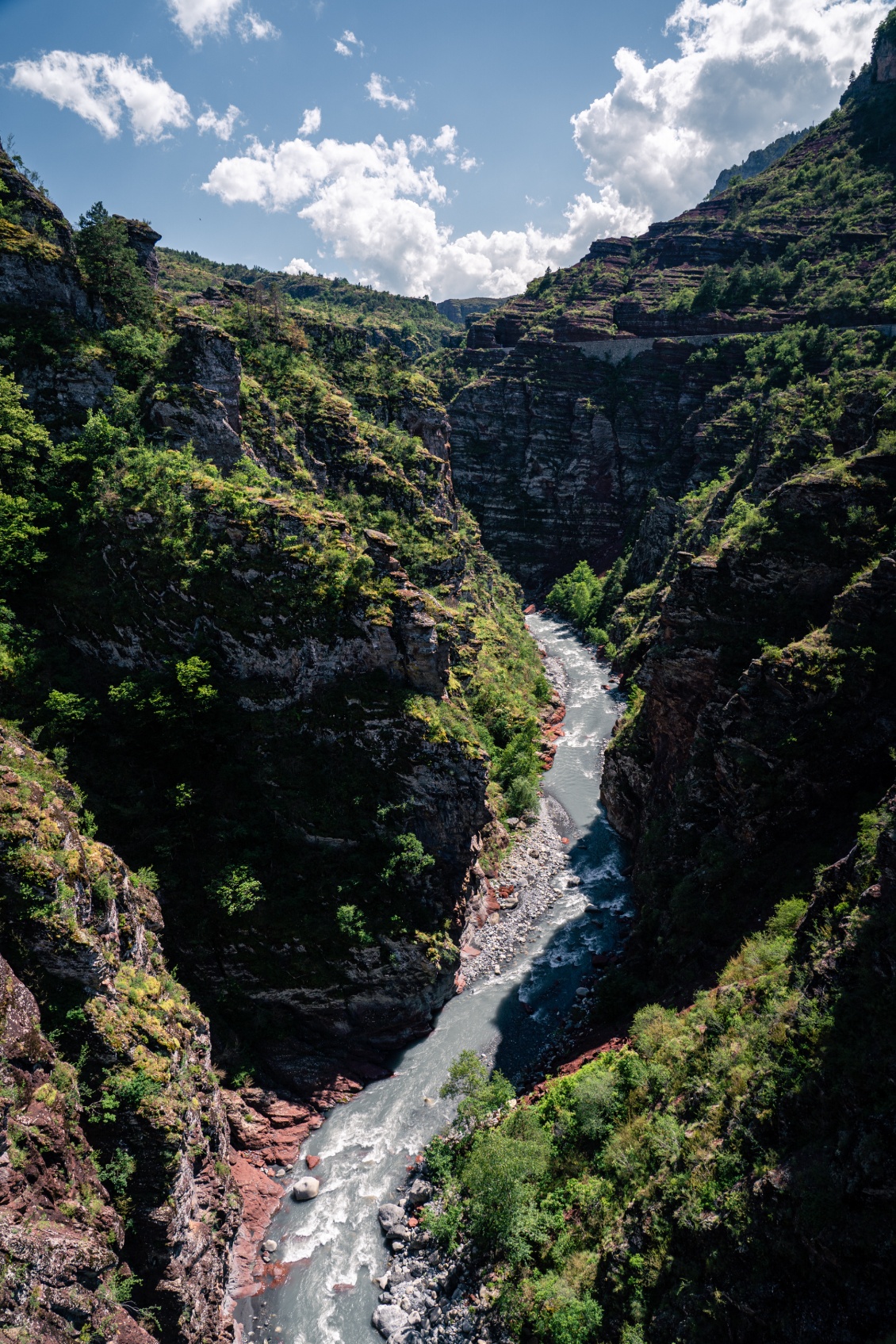 Depuis le pont de la Mariée, nous surplombons le Var, tumultueux, qui se glisse dans ces entrailles rouges...