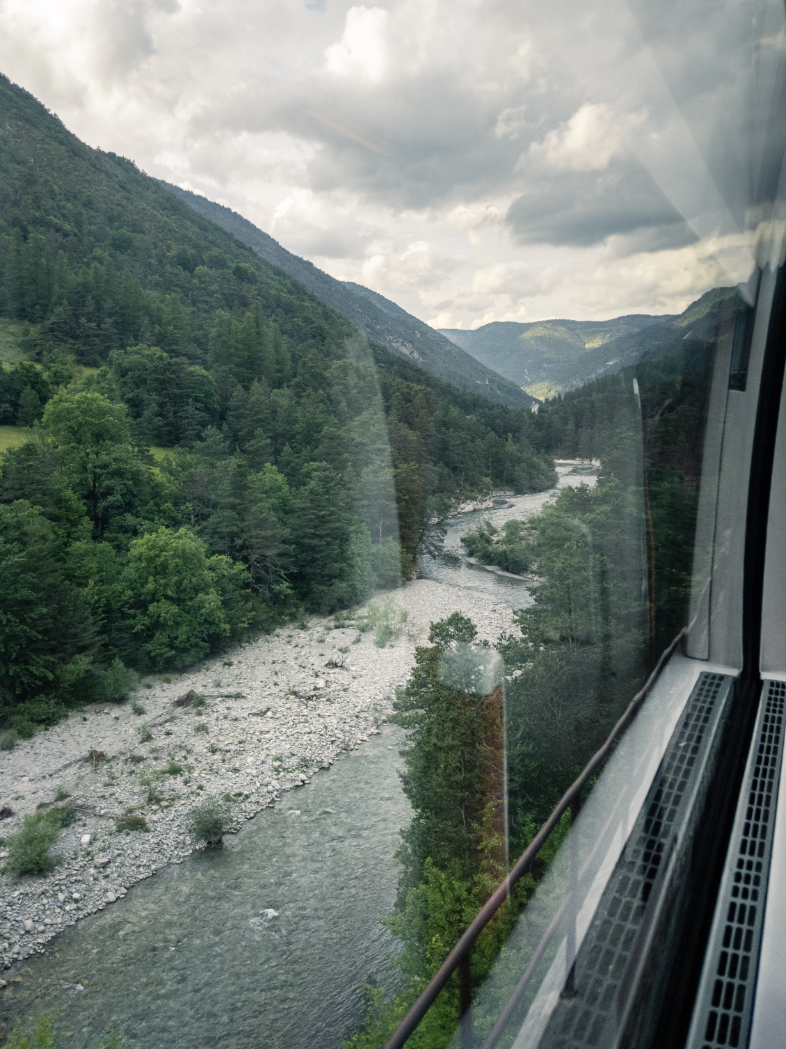 Depuis le train, je longe la portion du Verdon que nous avons naviguée quelques jours plus tôt. Ah je me sens déjà pris de nostalgie, on repart quand ???