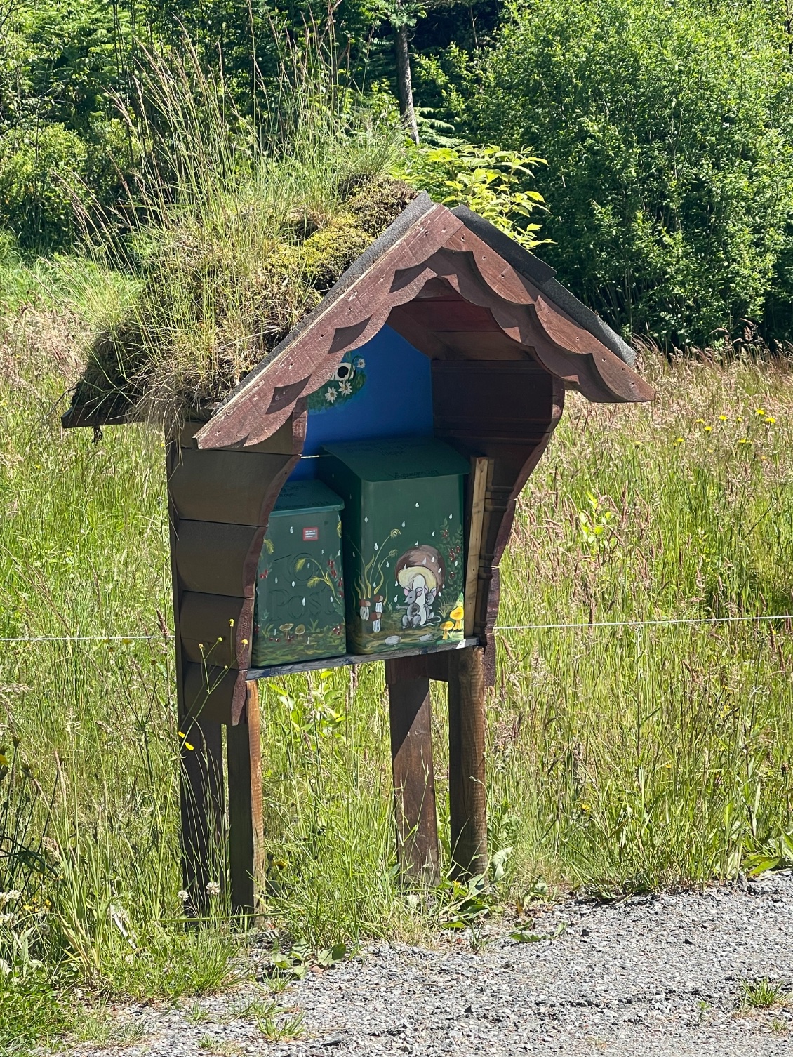 Les boîtes aux lettres sont installées dans de petits abris aux toits végétalisés