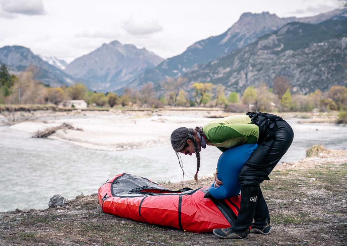 En plein gonflage du packraft : 6 à 7 pompages maximum, c'est rapide !