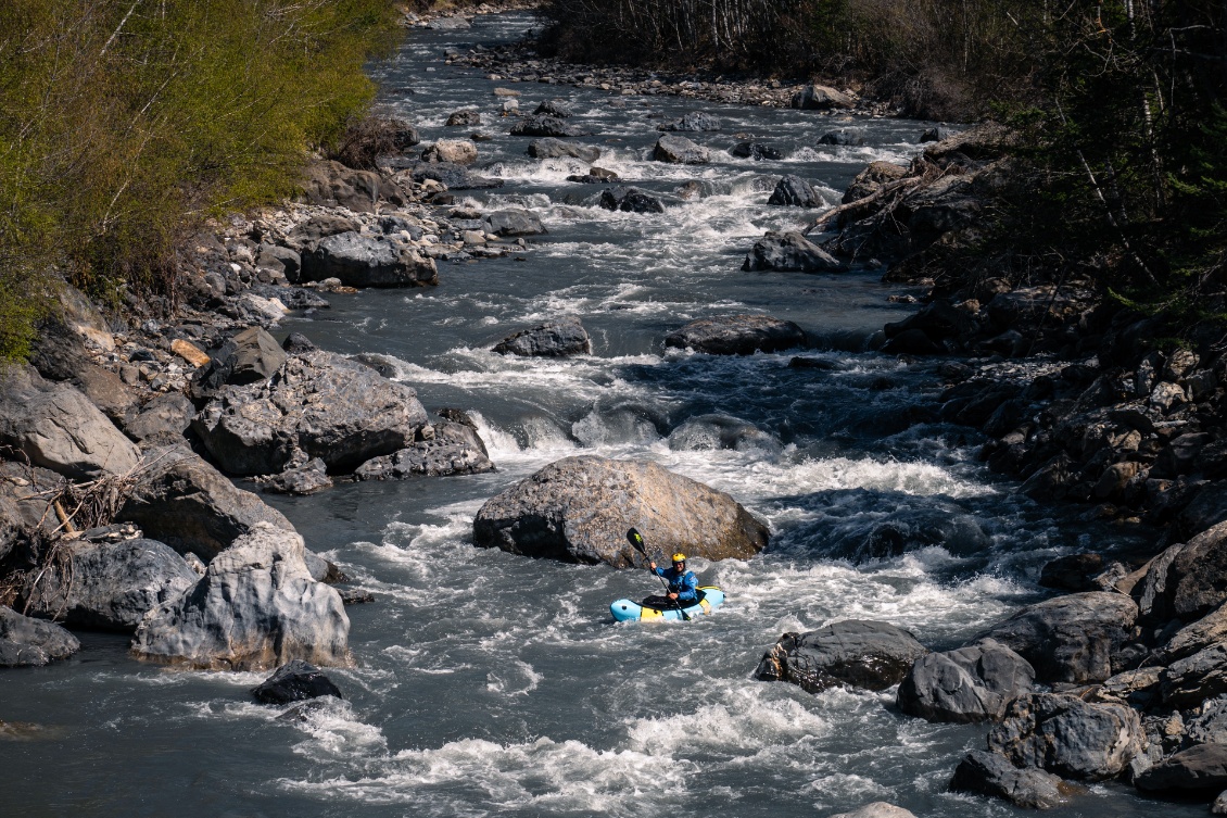 Rémi dans les ex-infrans du haut, rivière Ubaye, classe IV.